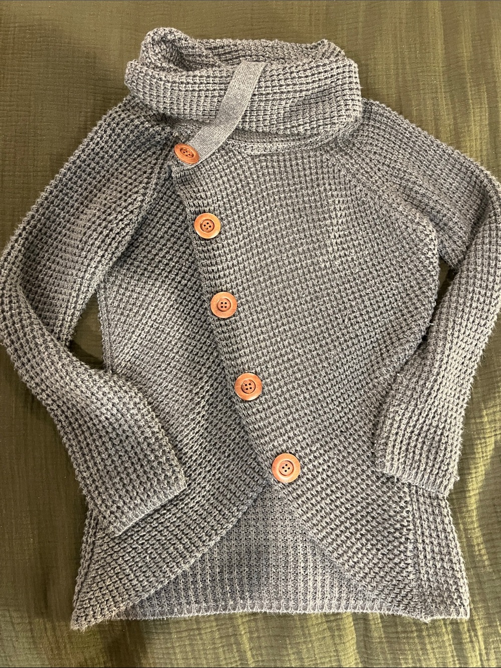 Grecerelle Chunky Gray Knit Button-Up Sweater